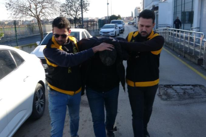 Adana'da kaskla servis aracının camını kıran sürücü serbest kaldı