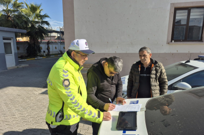 Adana'da kasklı dehşet: Yol verme kavgasında camı indirdi, ehliyetinden oldu