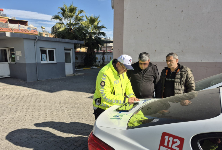 Adana'da kasklı dehşet Yol verme kavgasında camı indirdi, ehliyetinden oldu 2