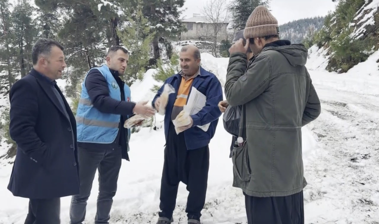 Feke Belediyesi’nden vatandaşlara sıcak ikram