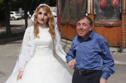 İzmit’ten tatil için Adana’ya gelen görme engelli öğretmen çifte otobüs çarptı