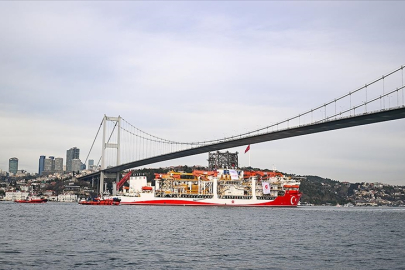Ultra derin deniz sondaj gemisi "Yıldırım" İstanbul Boğazı'ndan geçti