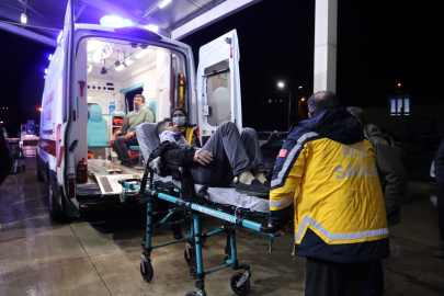 Adana'da fabrika işçilerini taşıyan minibüs devrildi: 13 yaralı