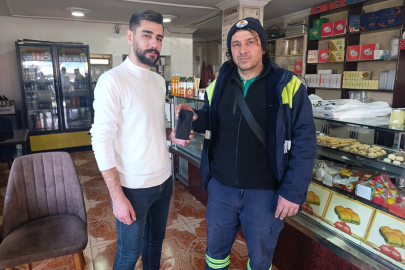 Adana’da örnek davranış: Parkta bulduğu telefonu sahibine ulaştırdı