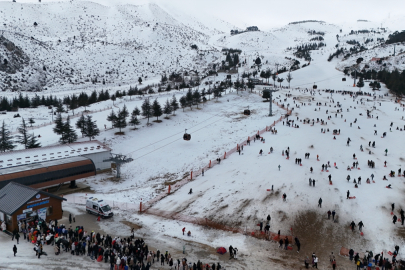Davraz Kayak Merkezi kayakseverleri ağırlamayı sürdürüyor