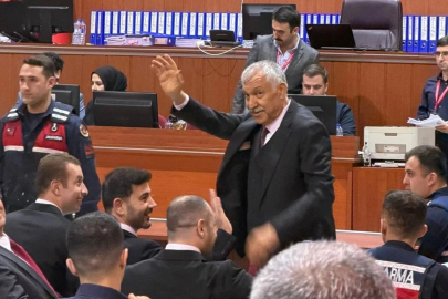 Duruşma salonunda Zeydan Karalar alkışlarla karşılandı