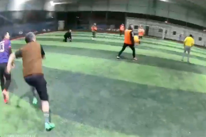 Halı sahanın çatısı çöktü, futbol maçı yapanlar ölümden döndü