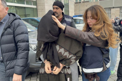 Samsun’da yasak ilişki cinayeti: Sevgilisini boğazını keserek öldüren kadın, eşi ve oğlu adliyeye sevk edildi