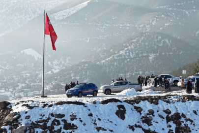 AMANOS DAĞLARI ETEKLERİNDEKİ YIPRANAN TÜRK BAYRAĞI YENİLENDİ