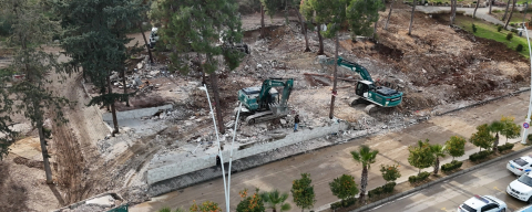 Adana’da kaçak işletmeler tek tek yıkılıyor