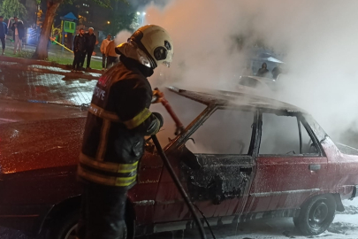Adana’da park halindeki otomobilde yangın