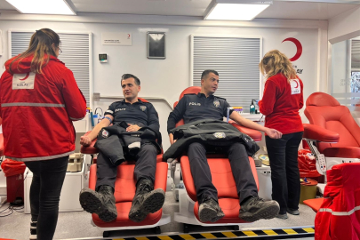 Adana’da polislerden Kızılay’a anlamlı destek