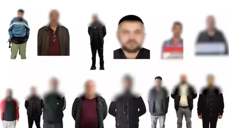 Ticaret Bakanlığı, restoran ve kafelerde uygulanan kuver, servis ücreti, garsoniye ve benzeri ek bedelleri kaldıracak yeni bir düzenleme üzerinde sona yaklaştı. Amaç, tüketicilerin adisyonlarda karşılaştığı ek maliyetleri ortadan kaldırarak fiyatlandırmada şeffaflığı sağlamak.  Karar'da yer alan habere göre hazırlanan yönetmelik taslağında işletmeler, masa bedeli, açma parası, servis ücreti ya da farklı adlar altında hiçbir ek ücret talep edemeyecek. Tüketiciler yalnızca sipariş ettikleri ürünlerin menüde yer alan fiyatını ödeyecek.  Mevcut uygulamada, işletmeler fiyat listelerinde belirtmek koşuluyla servis veya kuver ücreti alabiliyordu. Yeni düzenleme ile bu istisnanın da tamamen kaldırılması planlanıyor. Böylece menüde görülen fiyat, sunum ve servis dahil nihai bedel olacak.  Düzenlemenin temel hedefi, tüketicinin sipariş vermeden önce ödeyeceği tutarı net biçimde bilmesini sağlamak. Hesap sırasında adisyona eklenen beklenmedik kalemlerin önüne geçilmesi amaçlanıyor.  Ticaret Bakanlığı’nın hazırladığı taslağın kısa süre içinde Resmi Gazete’de yayımlanarak yürürlüğe girmesi bekleniyor. Düzenlemenin ardından 81 ilde denetimlerin artırılması ve kurallara uymayan işletmelere idari para cezası uygulanması öngörülüyor. Tüketiciler ise mevzuata aykırı uygulamaları Bakanlığın ilgili birimlerine şikâyet edebilecek. 2