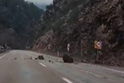 Saimbeyli’de yamaçtan kopan kaya yol güvenliğini tehdit etti
