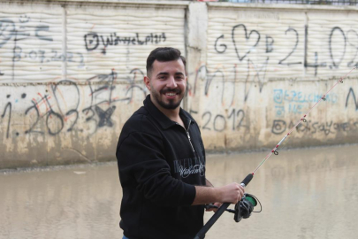 Adana’da yağmur sonrası sokak göle döndü, esnaf oltayla tepki gösterdi