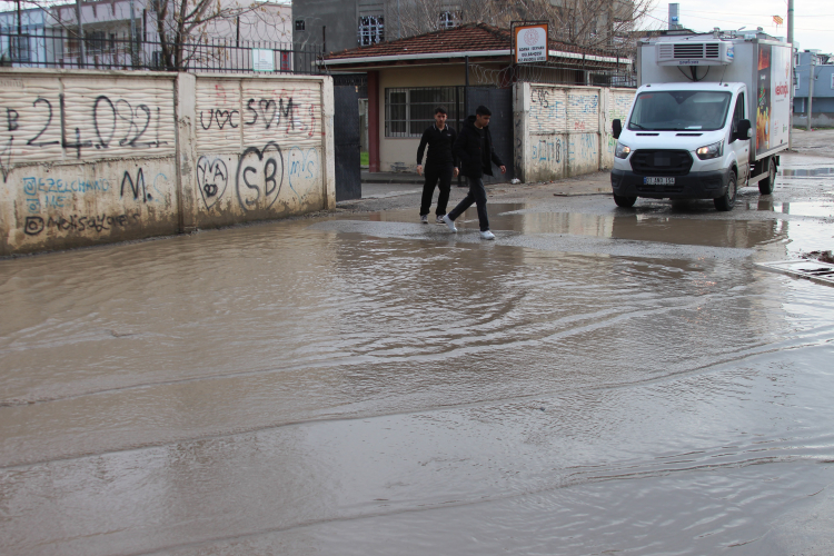 Adana’da yağmur sonrası sokak göle döndü, esnaf oltayla tepki gösterdi 2
