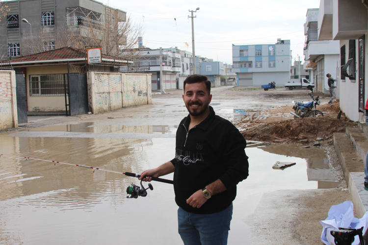 Adana’da yağmur sonrası sokak göle döndü, esnaf oltayla tepki gösterdi 3