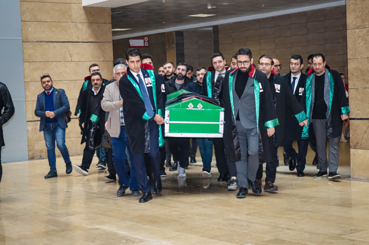 Avukat Ali Şimşek Adana Adalet Sarayı’nda son yolculuğuna uğurlandı