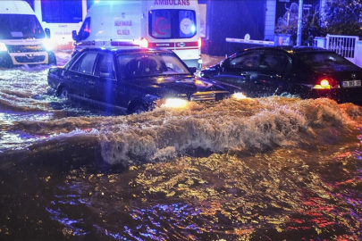 İzmir'de kuvvetli sağanak ve fırtına yaşamı olumsuz etkiledi
