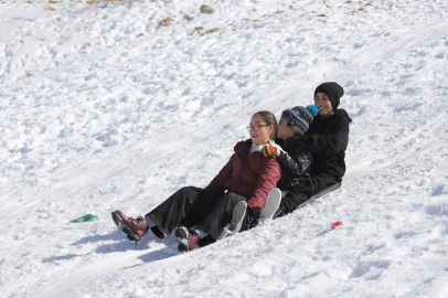 Mersin'in beyaza bürünen Sertavul Yaylası tatildeki çocukları ağırlıyor