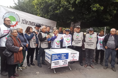 Adana’da emekliler seyyanen zam için imza topladı