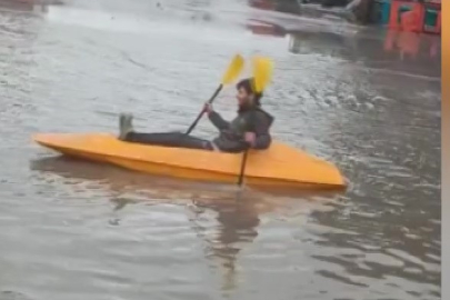 Adana’da sağanak sonrası sokakta kano keyfi