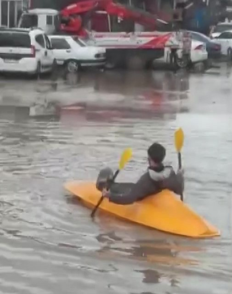 Adana’da sağanak sonrası sokakta kano keyfi 2