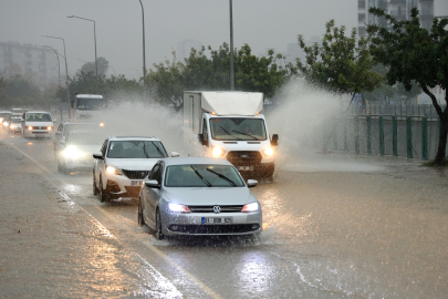 Adana’da sağanak yağış hayatı felç etti: Yollar göle döndü, apartmanlar sular altında