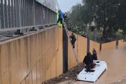 Adana'da sağanak yağmura servis aracında yakalananlar merdivenle kurtarıldı