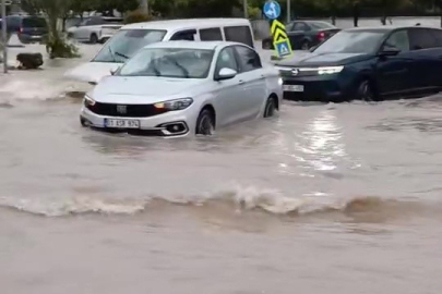 Adana'yı sağanak vurdu: Göle dönen caddelerde araçlar mahsur kaldı
