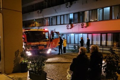 Beyoğlu’nda otelde çıkan yangında mahsur kalan 3 kişi ve bir köpek kurtarıldı