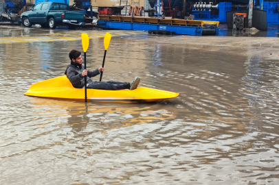 Göle dönen sokakta çocukluk hayalini gerçekleştirdi