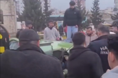 Hatay'da minibüsle çarpışan otomobil hurdaya döndü: 1'i ağır 5 yaralı