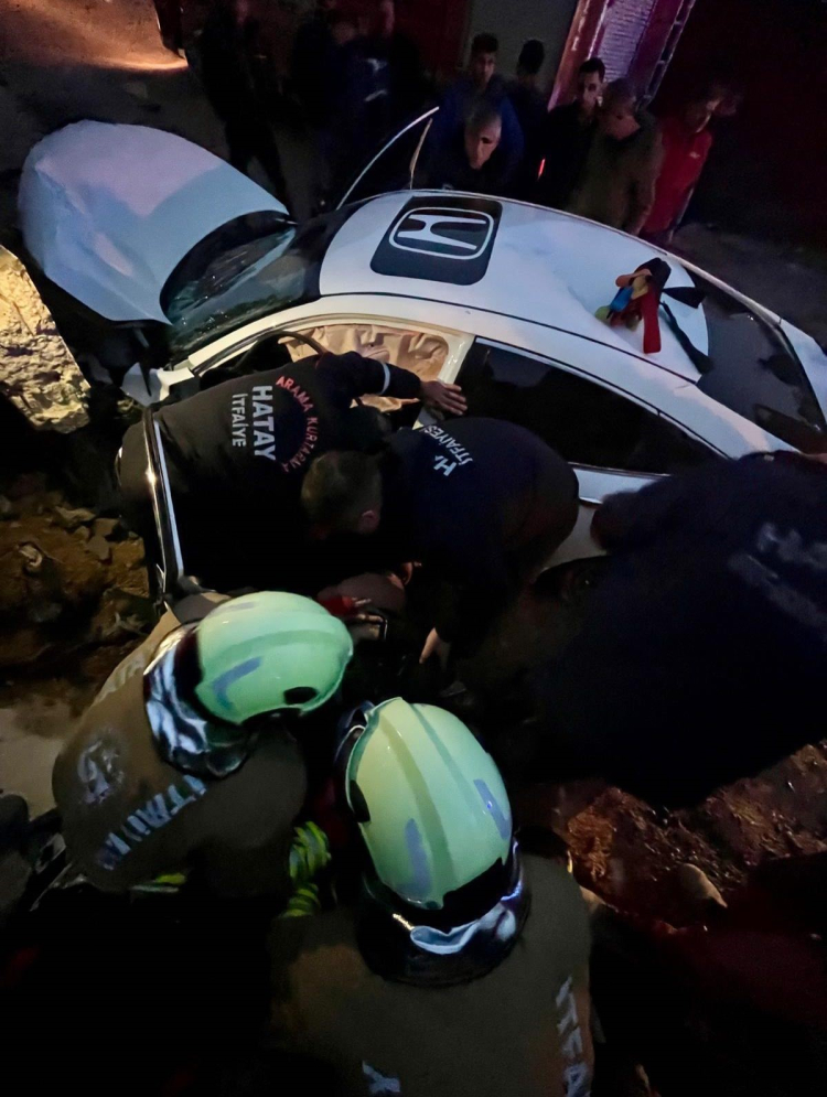 Hatay’da otomobil şarampole devrildi 2 yaralı 2