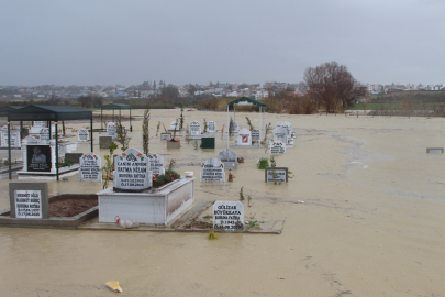 Kanal taştı, Adana’da mezarlar suya gömüldü
