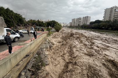 Mersin’de kuvvetli yağış hayatı olumsuz etkiledi, dereler taştı