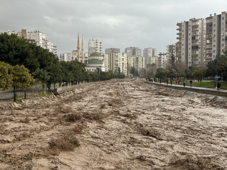 Mersin’de kuvvetli yağış hayatı olumsuz etkiledi, dereler taştı 2