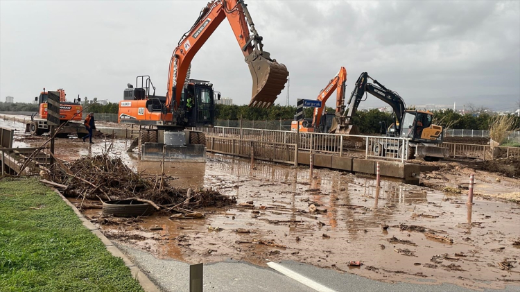 Mersin’de kuvvetli yağış hayatı olumsuz etkiledi, dereler taştı 3