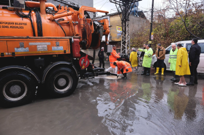 Sağanak Adana’yı vurdu: Başkan Vekili Geçer’den 'Trafiğe Çıkmayın' uyarısı