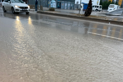 Sarıçam’da etkili olan sağanak yağmurda yollar göle döndü