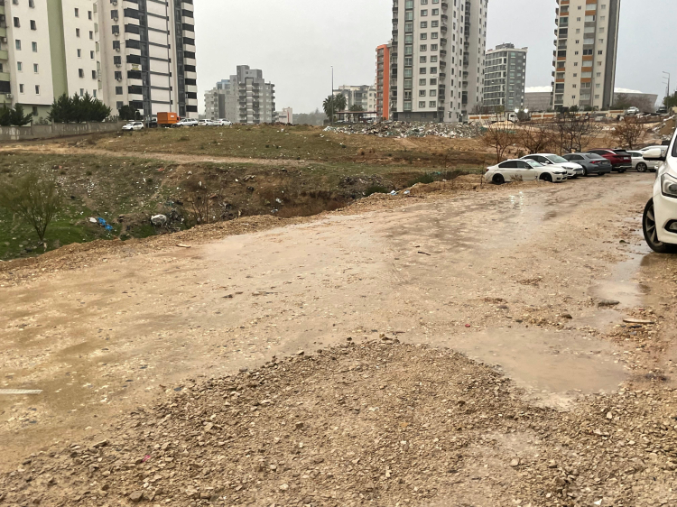 Sarıçam’da etkili olan sağanak yağmurda yollar göle döndü