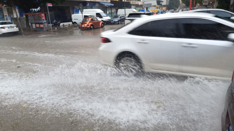 Sarıçam’da etkili olan sağanak yağmurda yollar göle döndü
