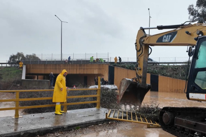 Sel suları yükselince minibüsün üzerinde mahsur kalan vatandaşları belediye ekipleri kurtardı