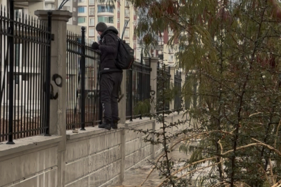 Selde kaldırım kayboldu, hastane duvarından yürüyerek geçti