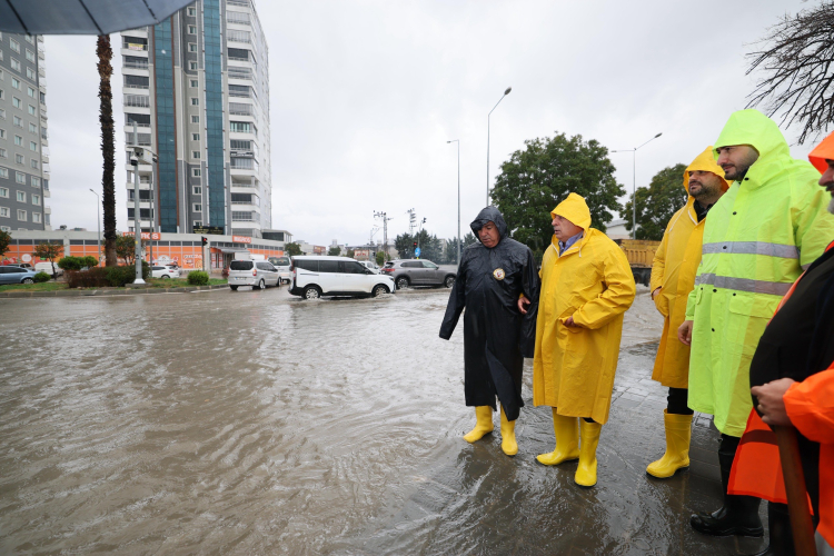 Yüreğir Belediyesi sağanak yağışa karşı teyakkuzda Başkan Ali Demirçalı sahada 3