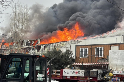 Ataşehir'de iş yerinde çıkan yangına müdahale ediliyor