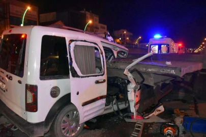 Tuzla’da servis minibüsü tıra çarptı: 13 yaralı
