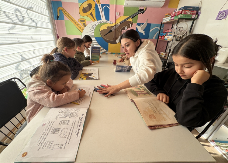 AMBULANSTA VERİLEN SÖZ TUTULDU DEPREM BÖLGESİNE 21 KÜTÜPHANE, 135 BİN KİTAP 3