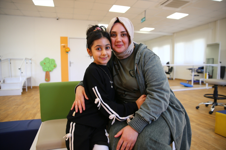 Depremzede Zeliha, protezle yeniden yürüdü Hedefi öğretmenlik 3