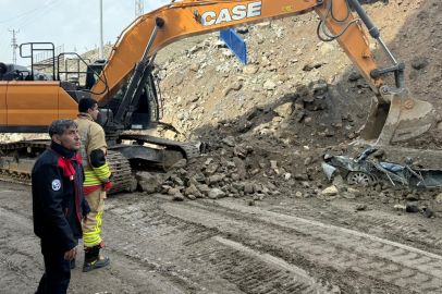 Hatay’da istinat duvarının altında kalan araçlar demir yığınına döndü